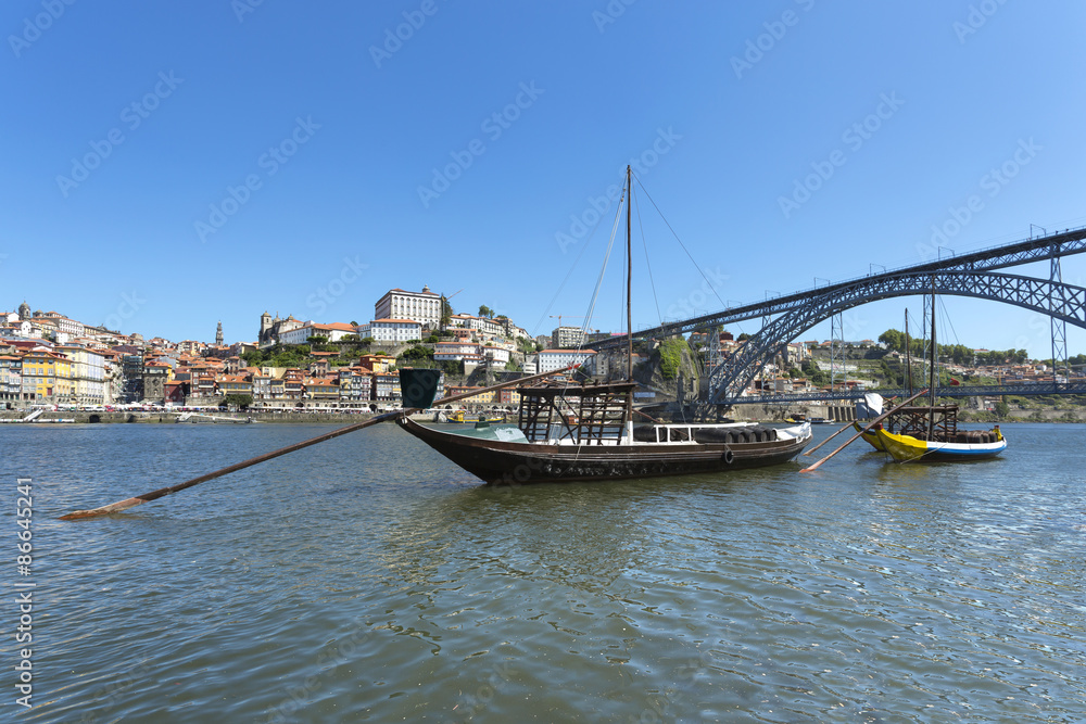 Rabelos sur le fleuve Douro ville de Porto Portugal