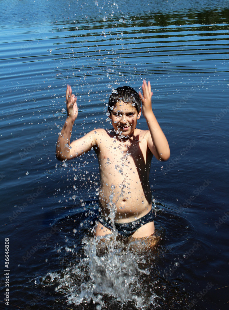 Fototapeta premium boy swims