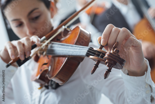 Bilde på lerret Violinist tuning a violin