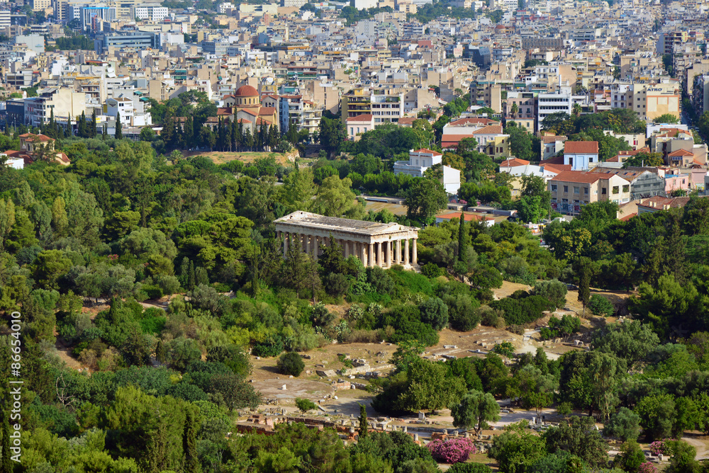 Temple d'Hephaistos ,à Athènes, plan large avec jardin de l'agora