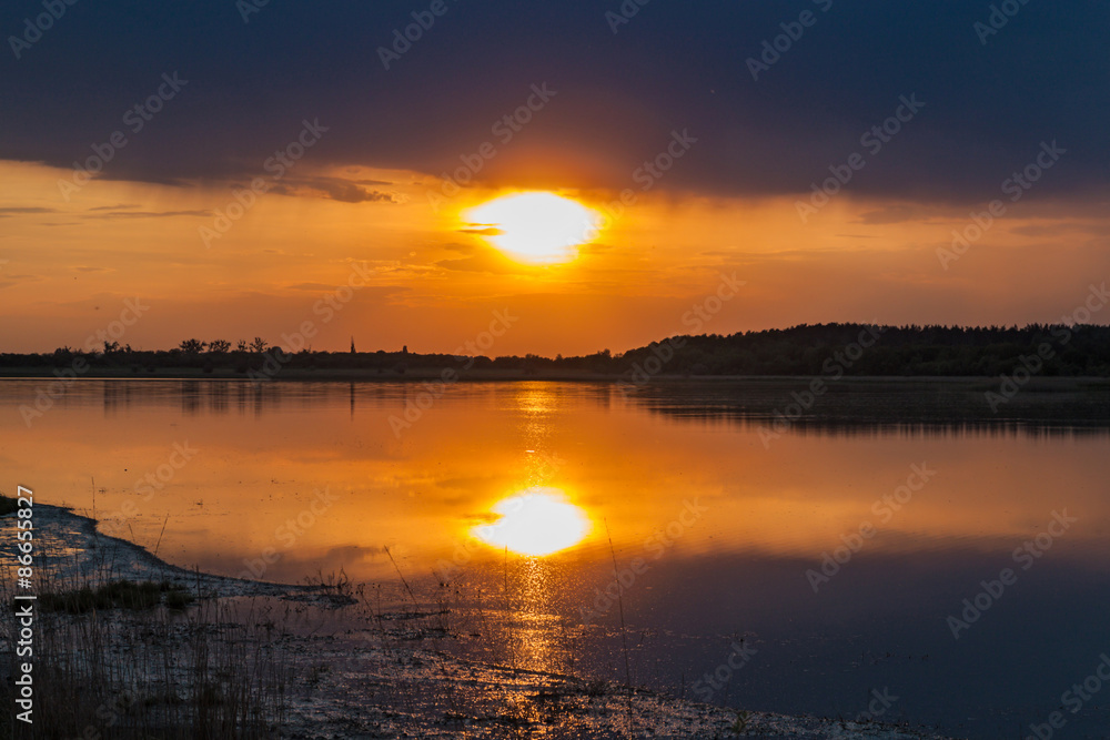 Obraz premium Sunset over lake