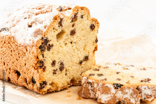 Cake with raisins