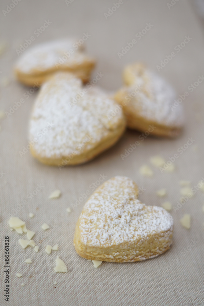 Biscotti cuore al limone e cioccolato bianco Biscotti cuore al limone e cioccolato bianco