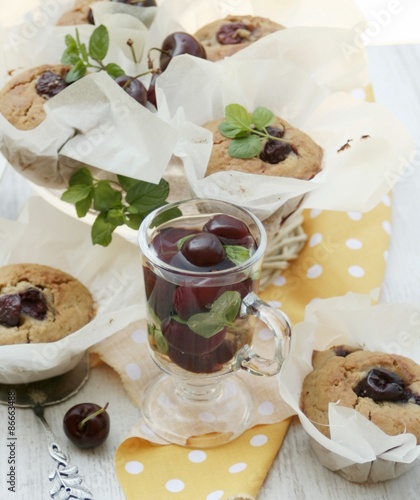 Fotografie muffiny z czereśniami i napój czereśniowy