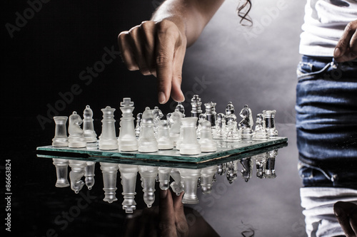 Una ragazza effettua una mossa mente gioca a scacchi photo