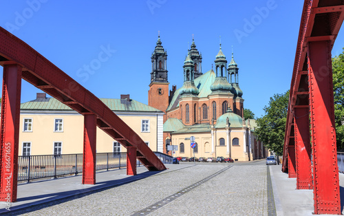 Poznań - Gotycka katedra na Ostrowie Tumskim widziana z mostu Biskupa Jordana