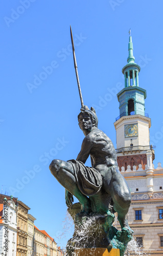 Stary Rynek w Poznaniu - Fontanna z posągiem Marsa. W tle widoczna wieża ratusza