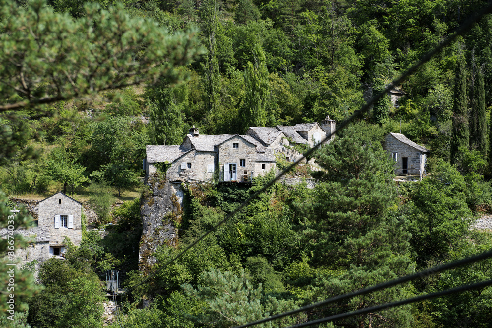 gorges du tarn, village isolé sur le tarn gorges du tarn, village isolé sur le tarn