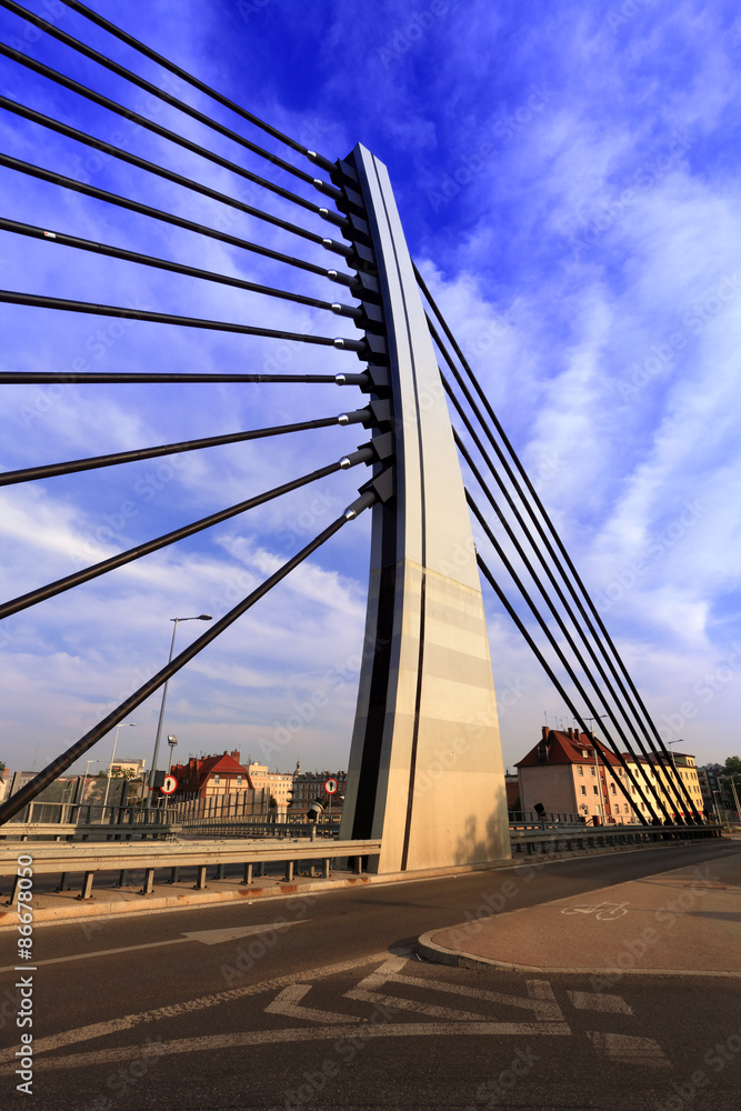 Obraz premium Konstrukcja stalowa mostu, wiaduktu w Opolu.