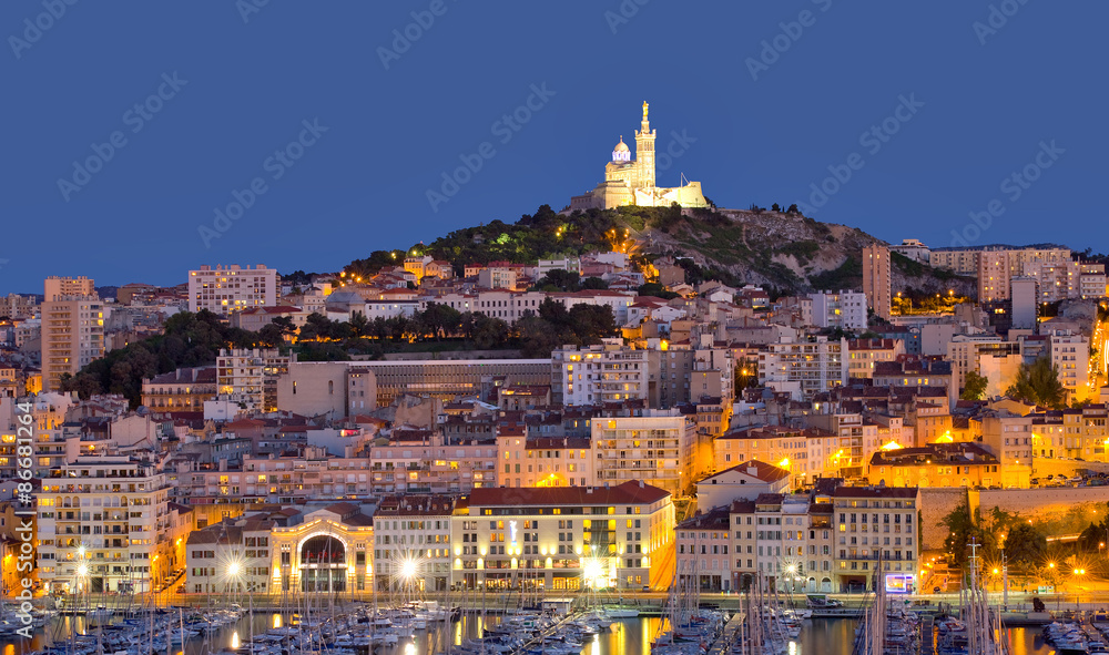 Marseille, le vieux port la nuit