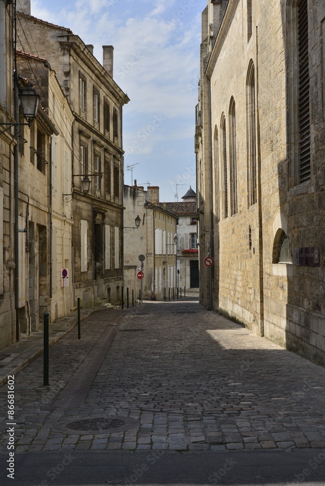 L'une des rues très anciennes du centre historique d'Angoulême