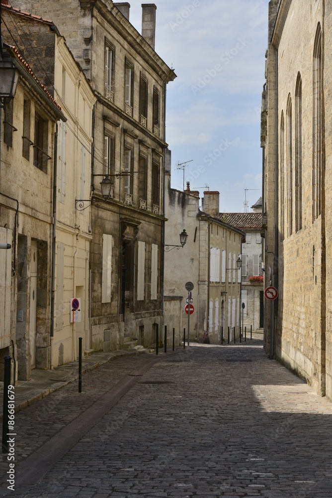 Maisons anciennes de plusieurs siècles au centre ville d'Angoulême 