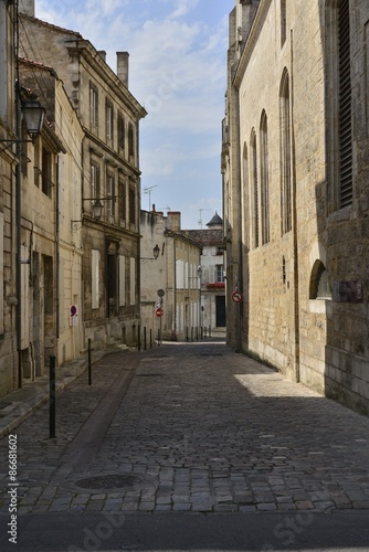 Fototapeta Naklejka Na Ścianę i Meble -  L'une des rues très anciennes du centre historique d'Angoulême