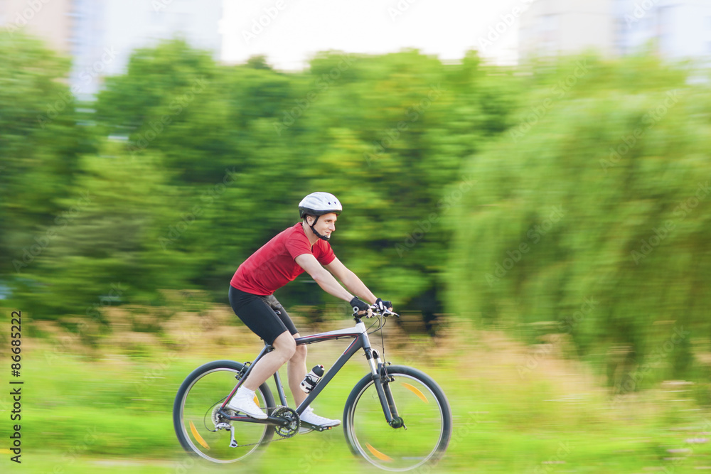 Obraz premium Cycling and Sport Concepts: Handsome Caucasian Rider Having a Bi
