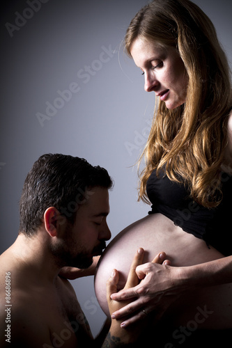 Hombre besando la barriga embarazada de su mujer