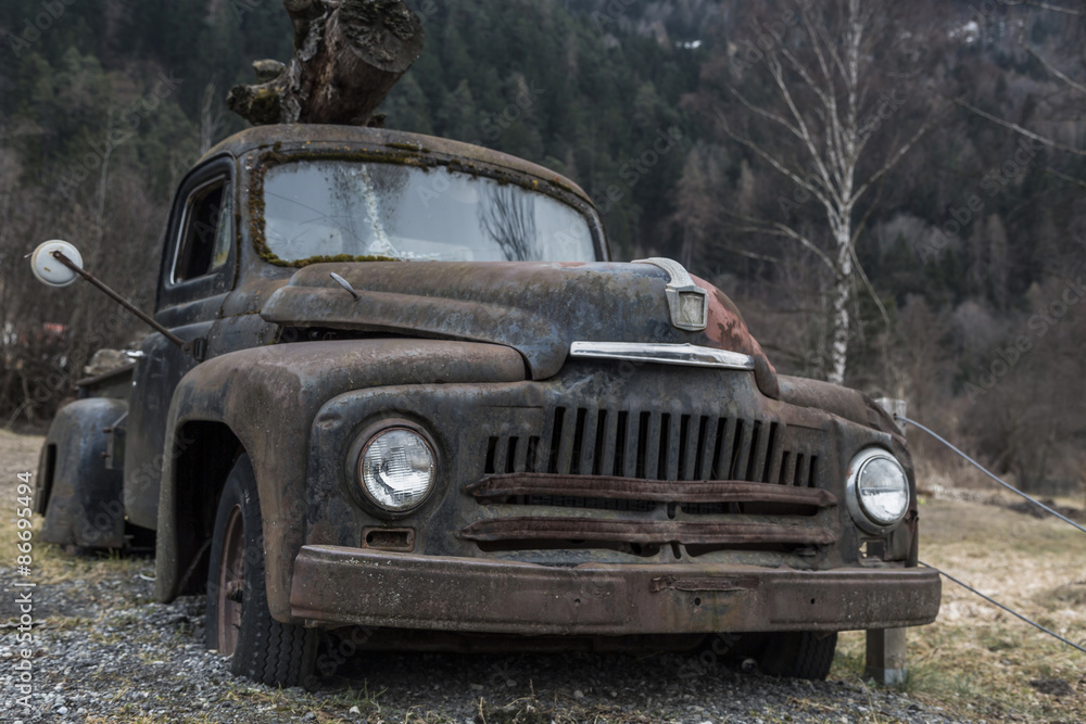 Obraz premium Verrosteter Oldtimer