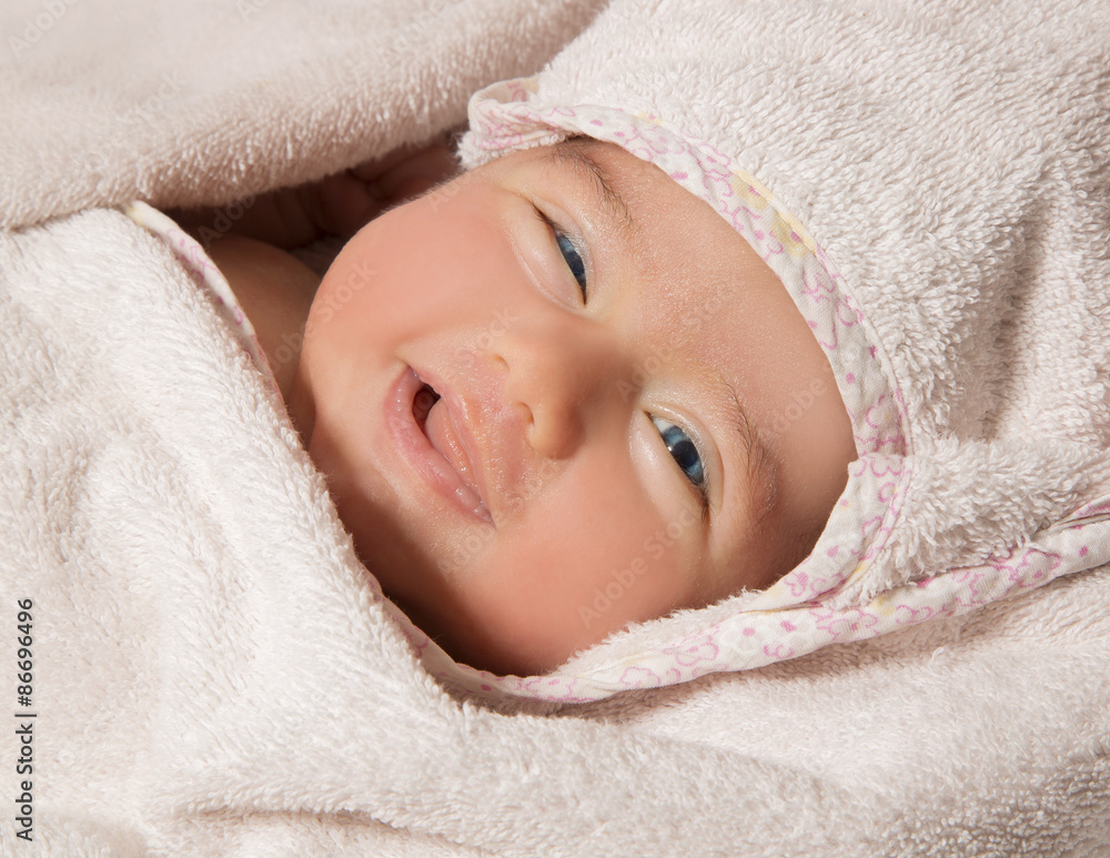 Foto Stock Sorriso di una bimba appena nata | Adobe Stock