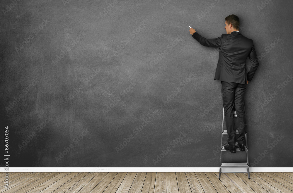Mann steht auf der Leiter an leerer Wand Mann steht auf der Leiter an leerer Wand