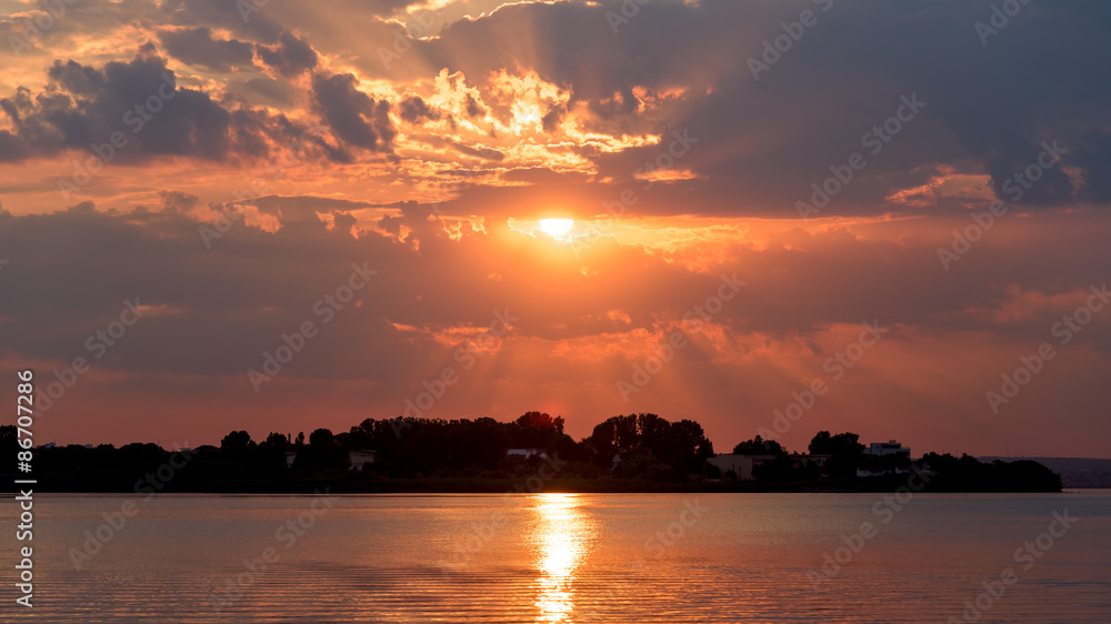 Naklejka premium Summer Sunrise With Beautiful Cloudy Sky Over Calm Lake Water