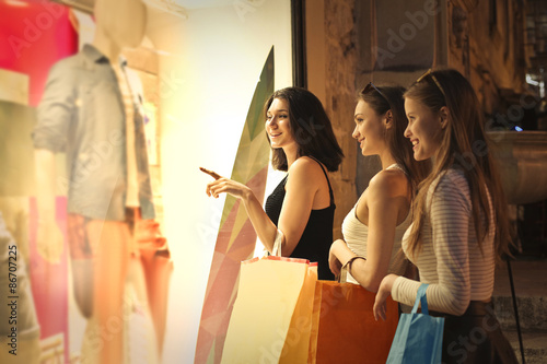 Εκτύπωση καμβά Three girls window shopping together