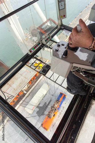 Bilde på lerret Shipping - Container crane operator