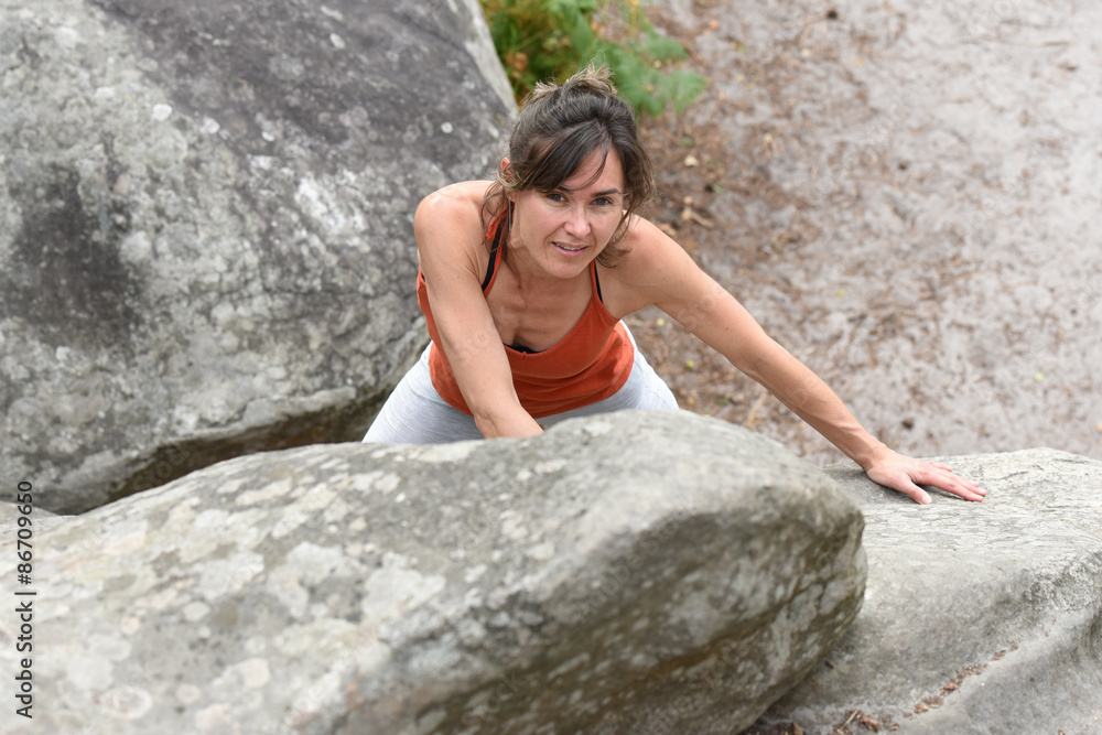 femme pratiquant l'escalade femme pratiquant l'escalade