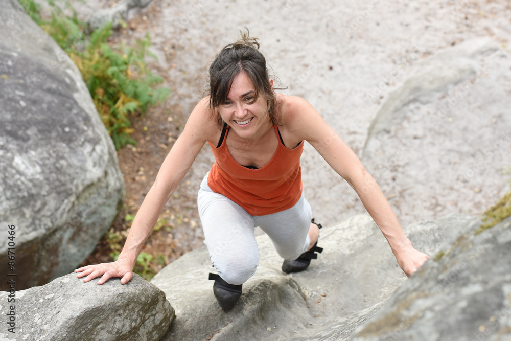 femme pratiquant l'escalade femme pratiquant l'escalade