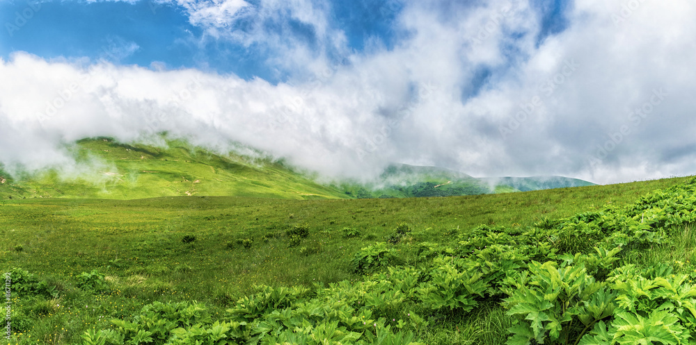 Naklejka premium Облака на холме