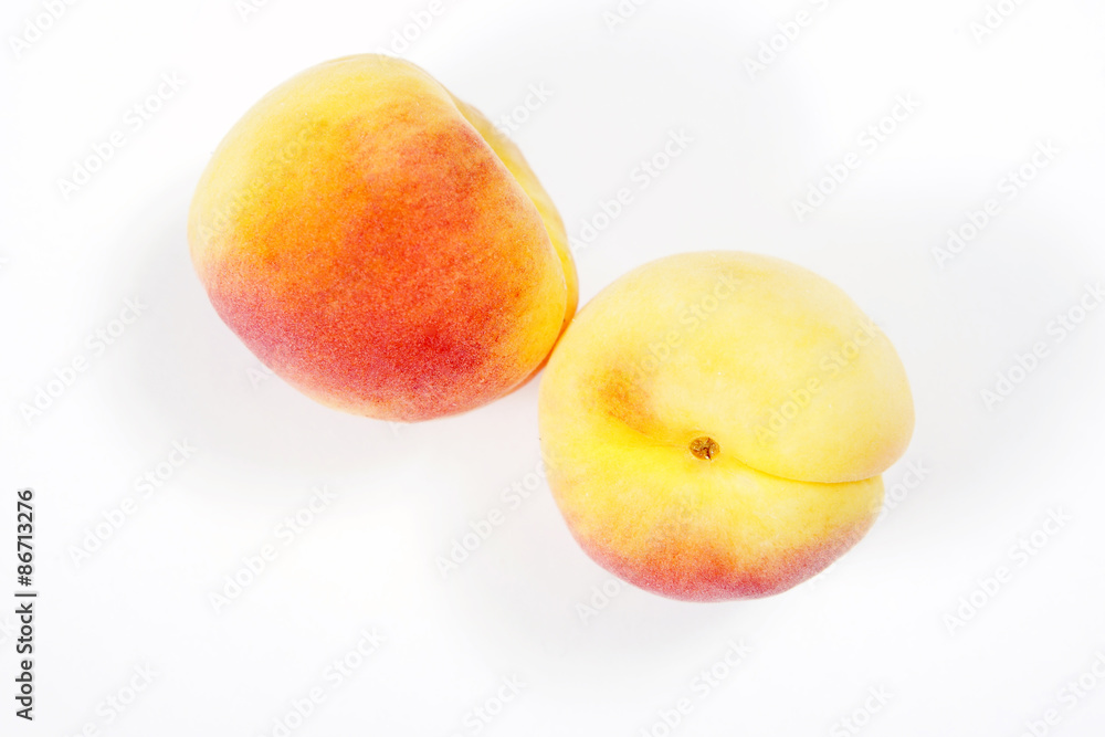 Персики на белом фоне
