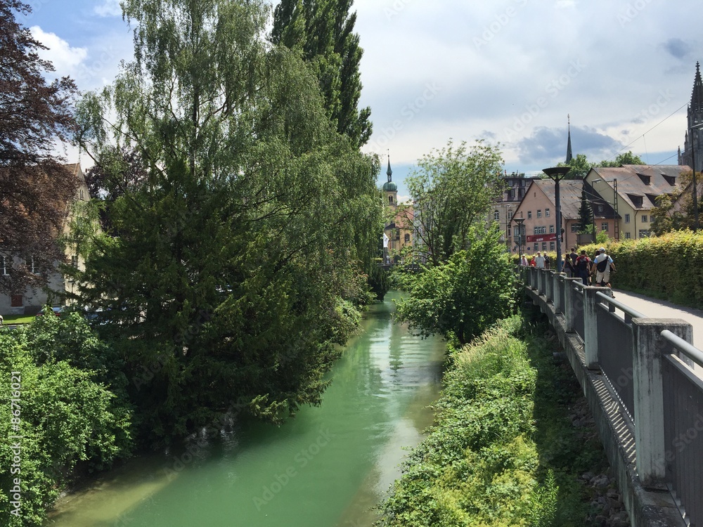 Fototapeta premium Idyllischer Fluss mit Brücke und Bäumen an Sommertag