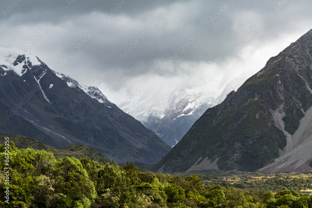 Naklejka premium Mount Cook National Park in a cloudy day