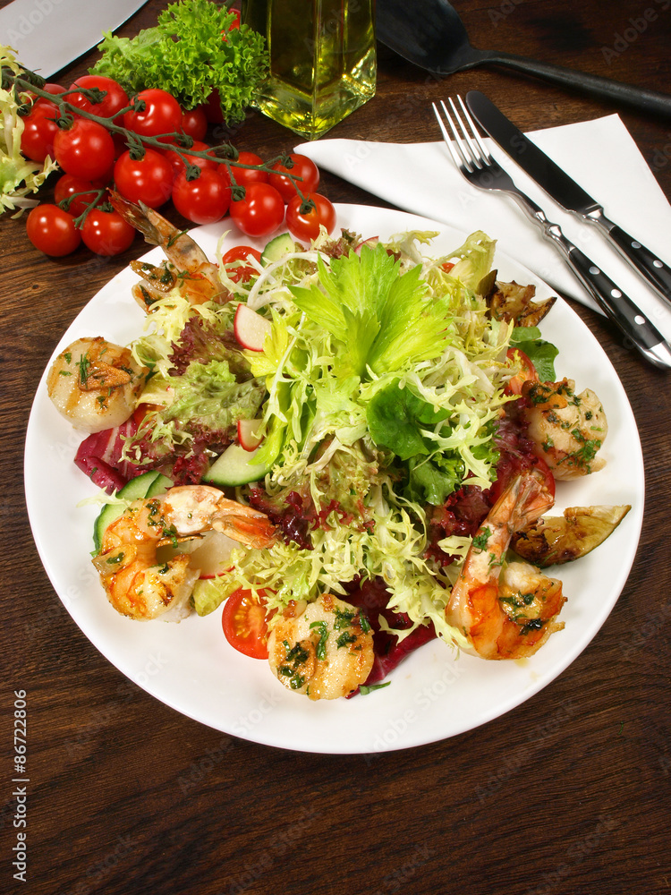 Salat mit Jakobsmuscheln und Garnelen Stock-Foto | Adobe Stock