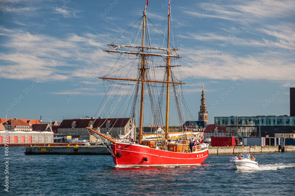 Großes rotes altes Segelschiff im Hafen von Kopenhagen