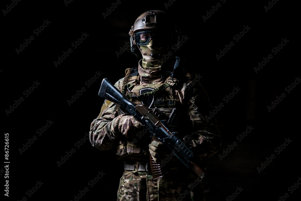 Soldier in camouflage hold machine gun - obrazy, fototapety, plakaty 