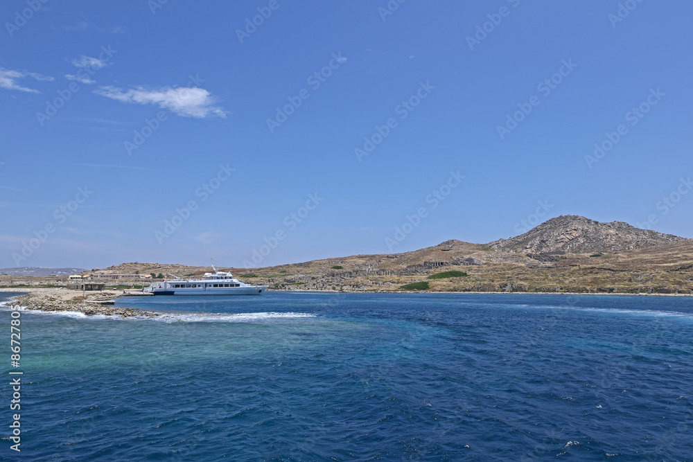 Ausflugsboot im Hafen von Delos
