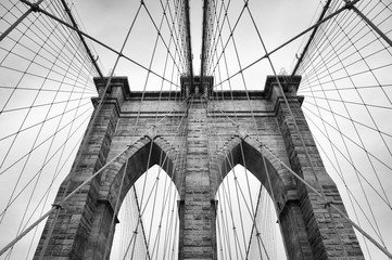 Fototapete New York Brooklyn Bridge Detail in Schwarzweiß  © lazyllama