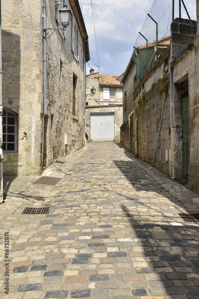 Ruelle typique de la haute vieille ville d'Angoulême