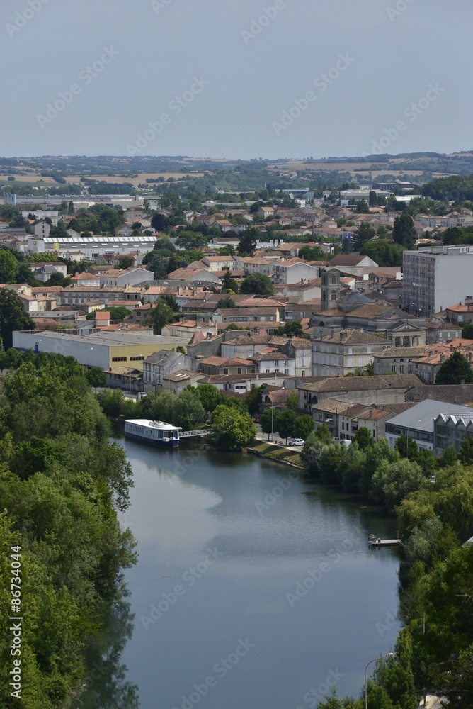 Courbe de la Charente le long de la vieille ville basse d'Angoulême 