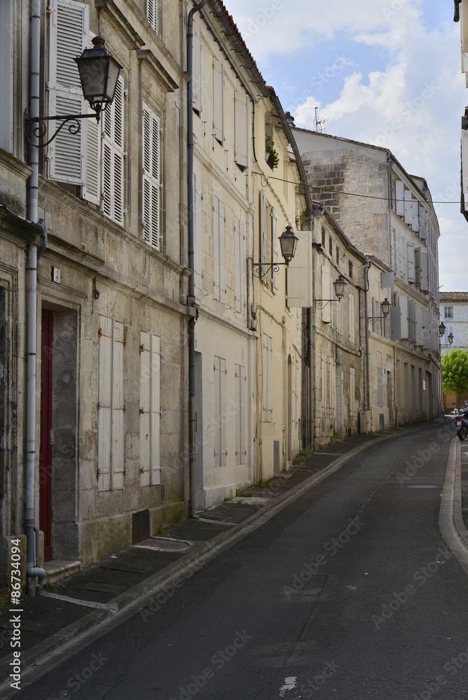 Rue typique de la haute ville historique d'Agoulême
