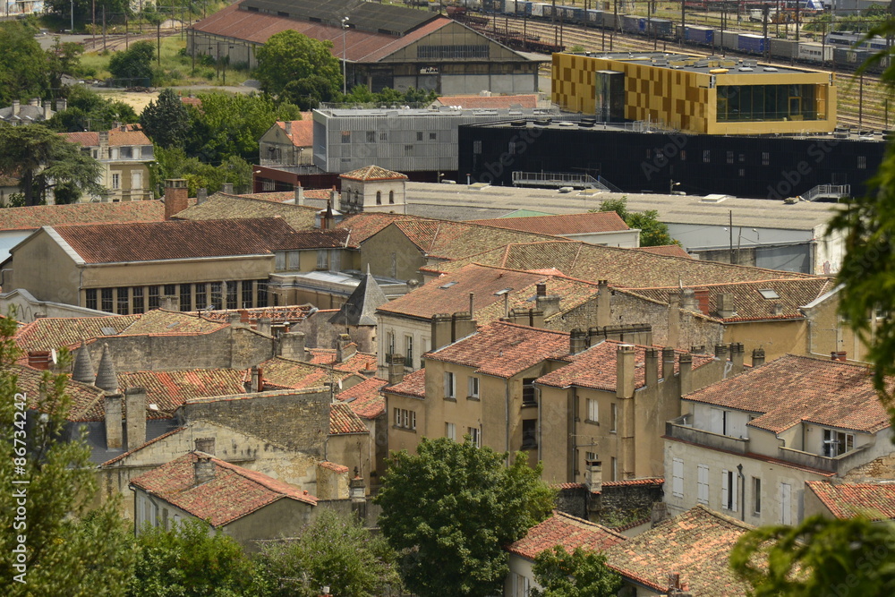 Les toits de la vieille ville basse derrière la gare d'Angoulême 