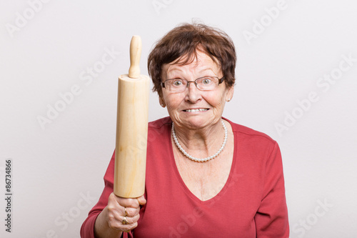 Fotografía Wütende Rentnerin mit Nudelholz