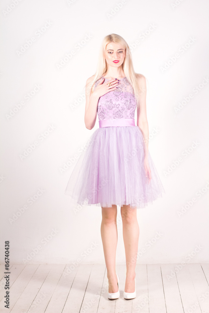 Naklejka premium Beautiful woman with blond hair, red lips in the studio. Woman surprised.