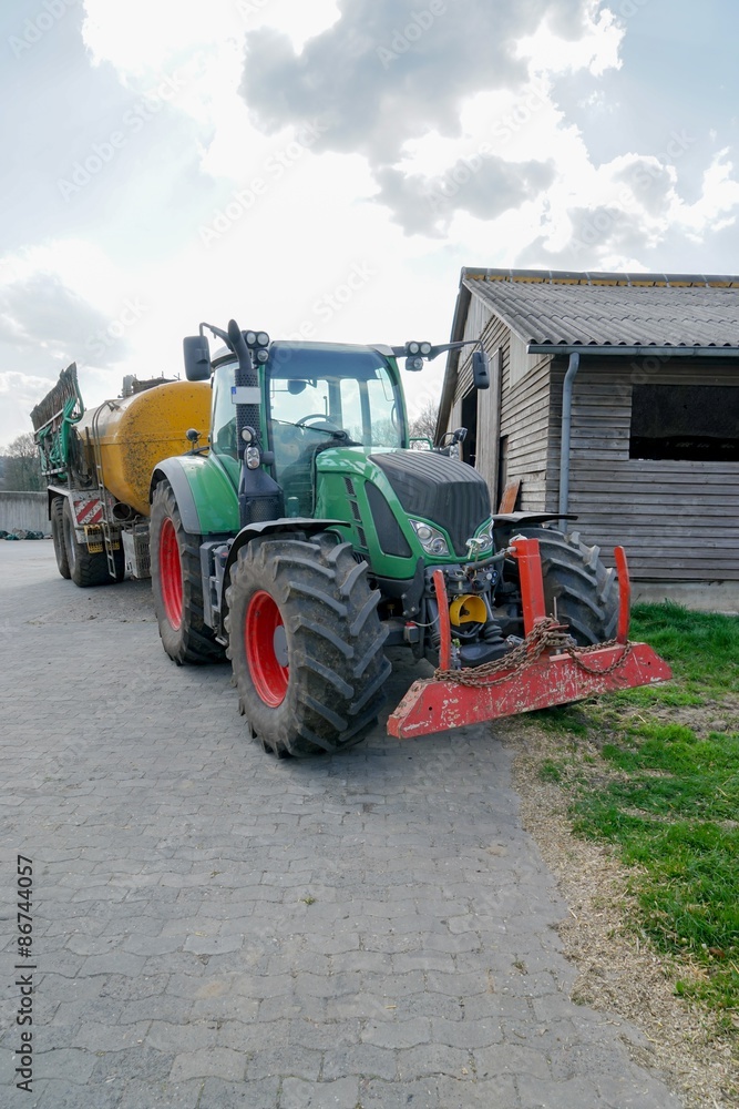Obraz premium Ausbringen von Gülle, befüllen des Güllefasses am Rinderstall