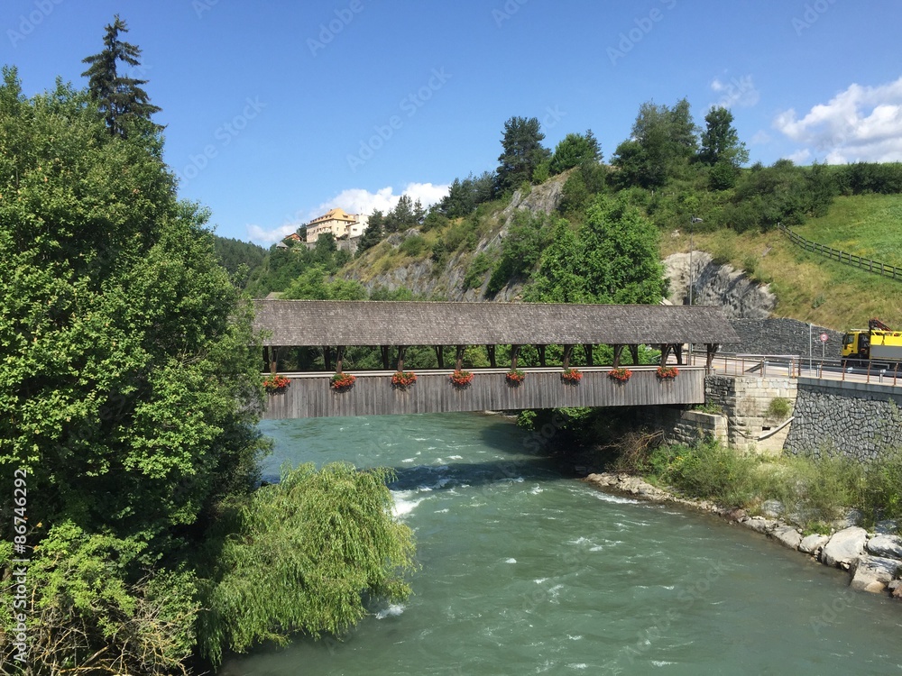Fototapeta premium Ponte di legno sul torrente