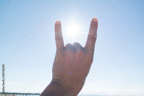 gehörnte Hand gegen die Sonne