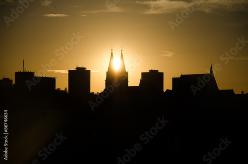 Zachód słońca w mieście. Naturalne Oko Saurona. photo
