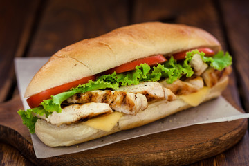 Sierkussen Snackbar Gegrilde kipsandwich met groenten  © k2photostudio