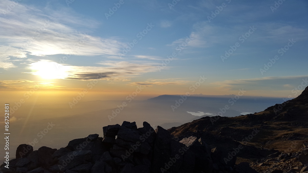 Atardeciendo en la cima de una montaña Atardeciendo en la cima de una montaña