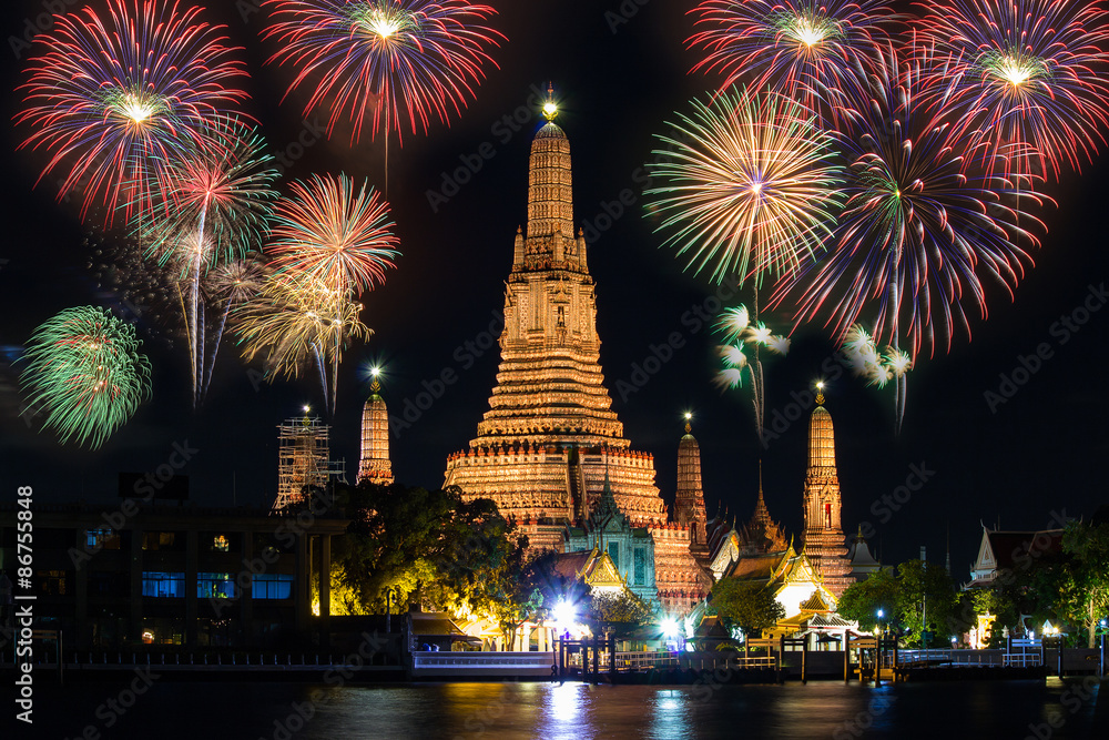 Fototapeta premium Wat arun under new year celebration time, Thailand