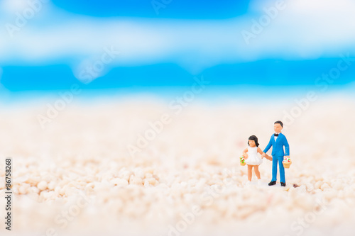 砂浜に立っている子供のミニチュア人形
